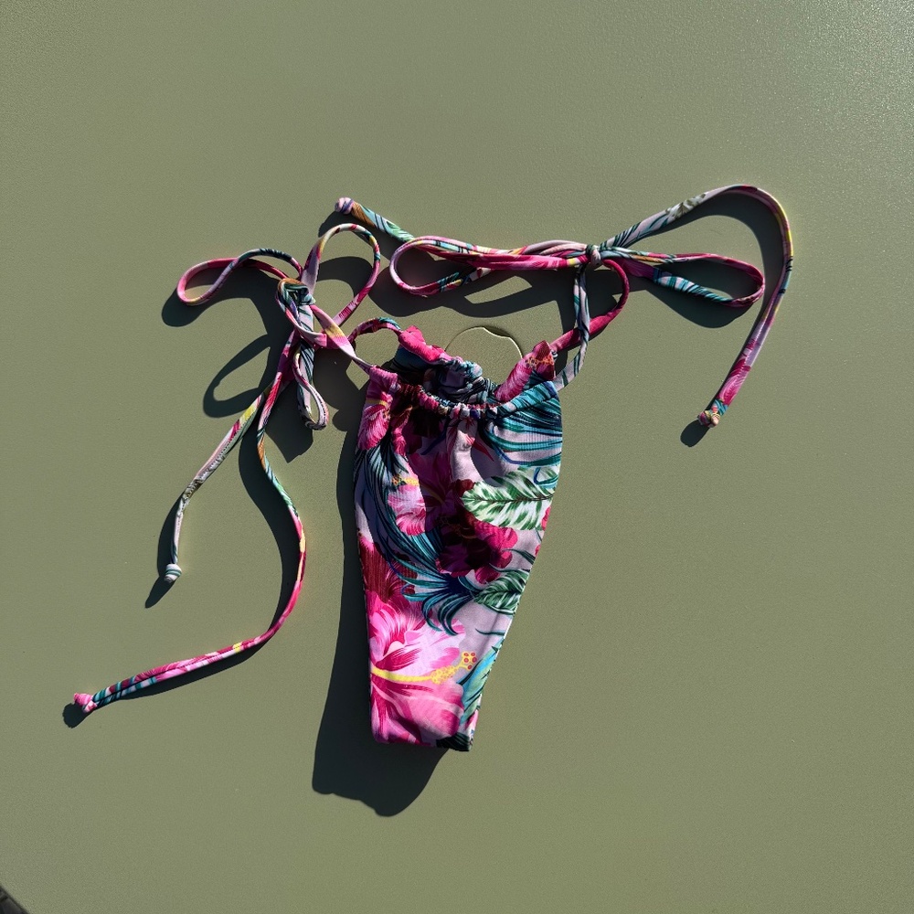 Berry Beachy String Bikini Bottom (Size Small)